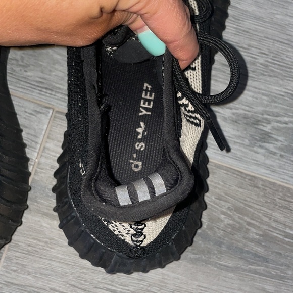 YEEZY boost 350 v2 Men’s size 6.5 Oreo - Picture 7 of 8